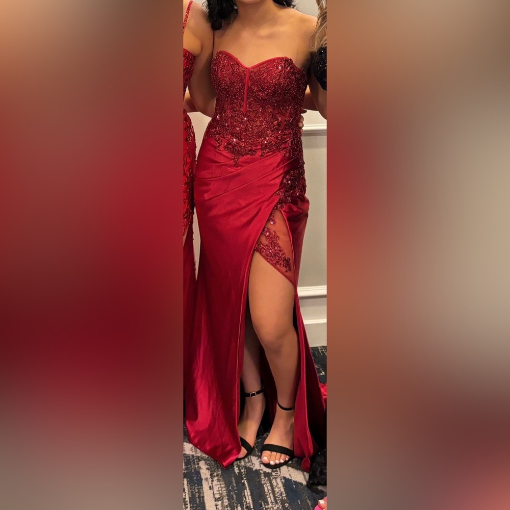 Elegant Red Lace Prom Evening Gown